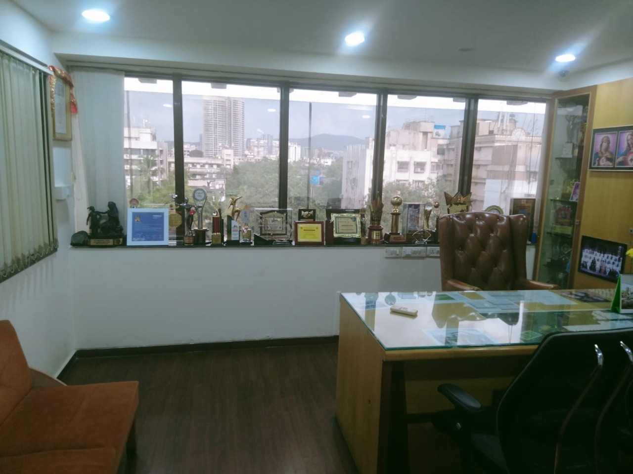 Office for Sale in S V Road Mumbai