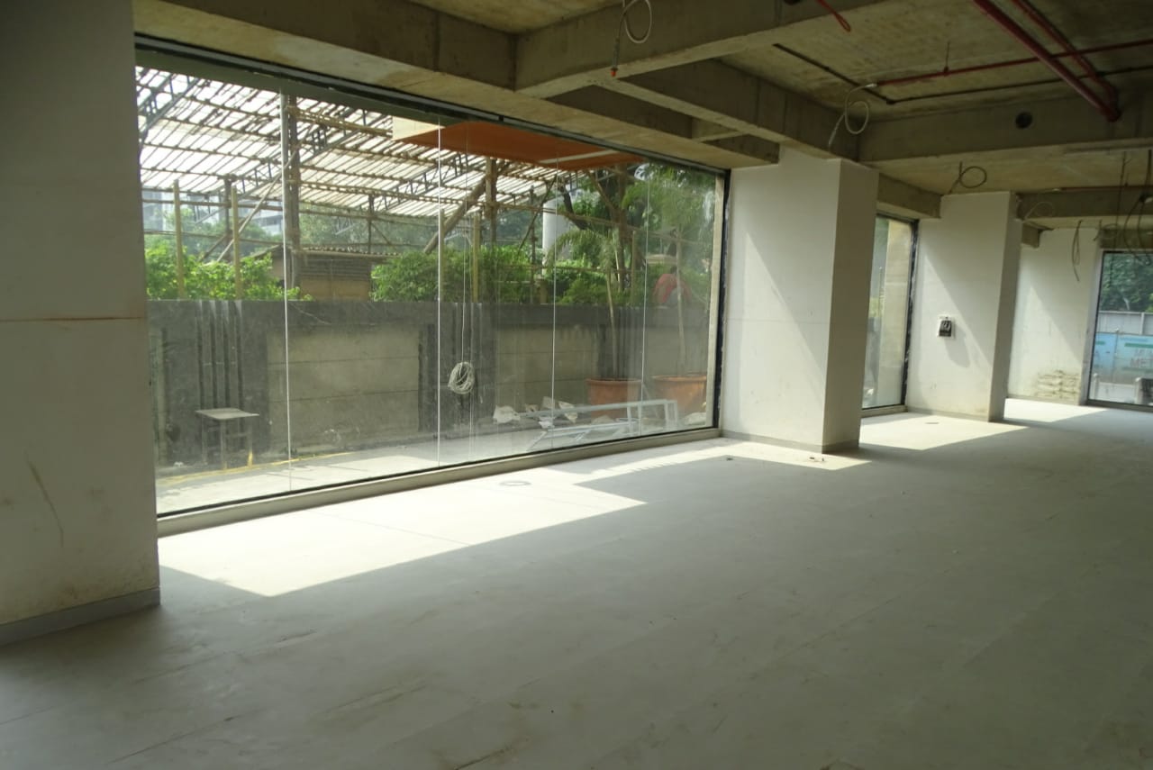 Showroom for Rent in D N Nagar Mumbai
