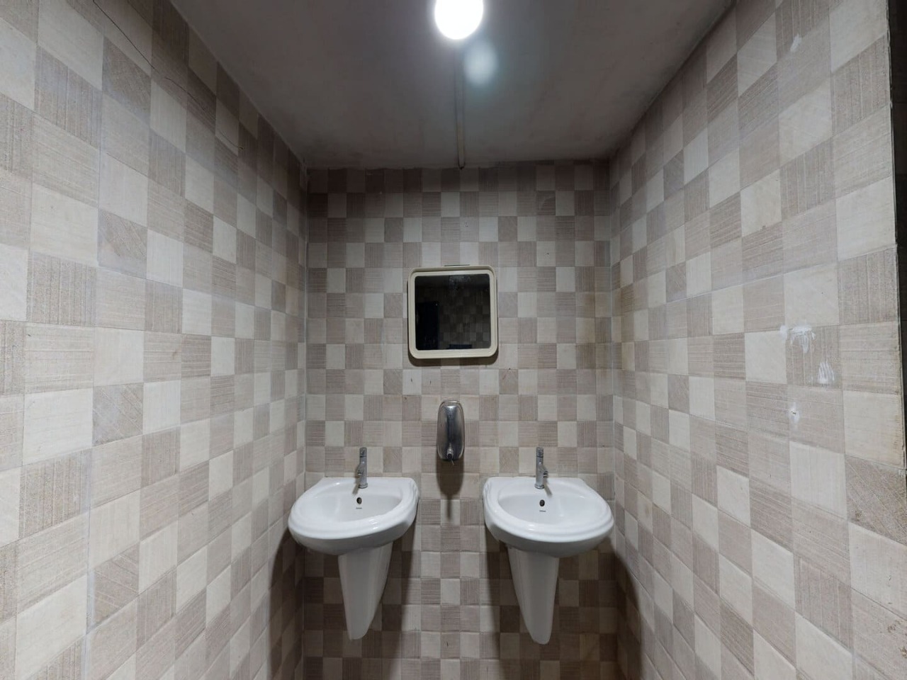 Showroom for Rent in Fort Mumbai