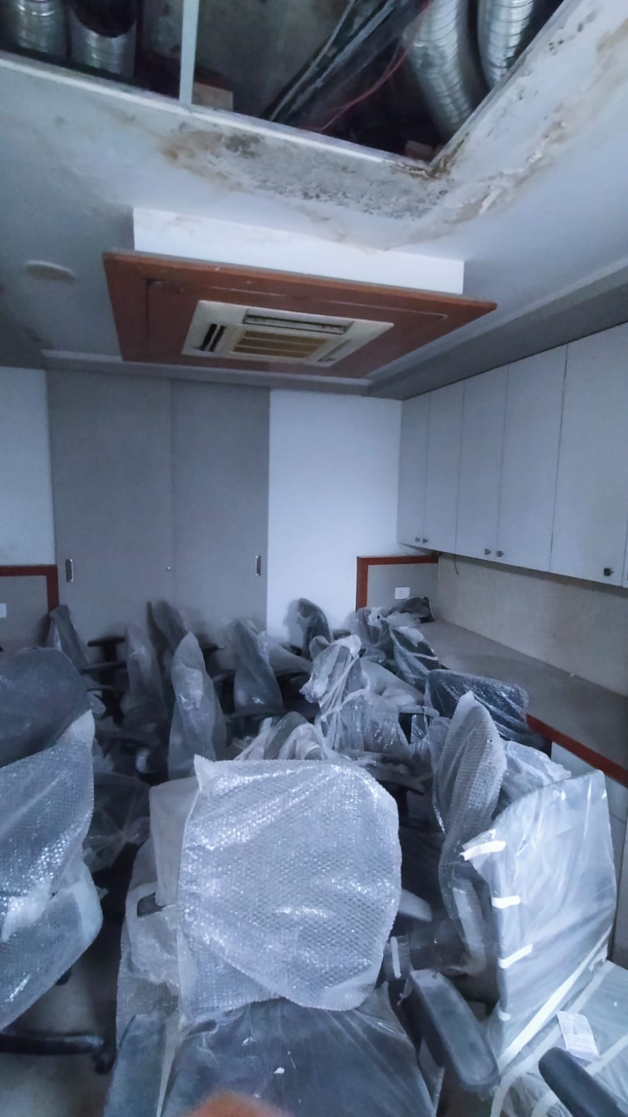 Office for Sale in Off Linking Road Mumbai