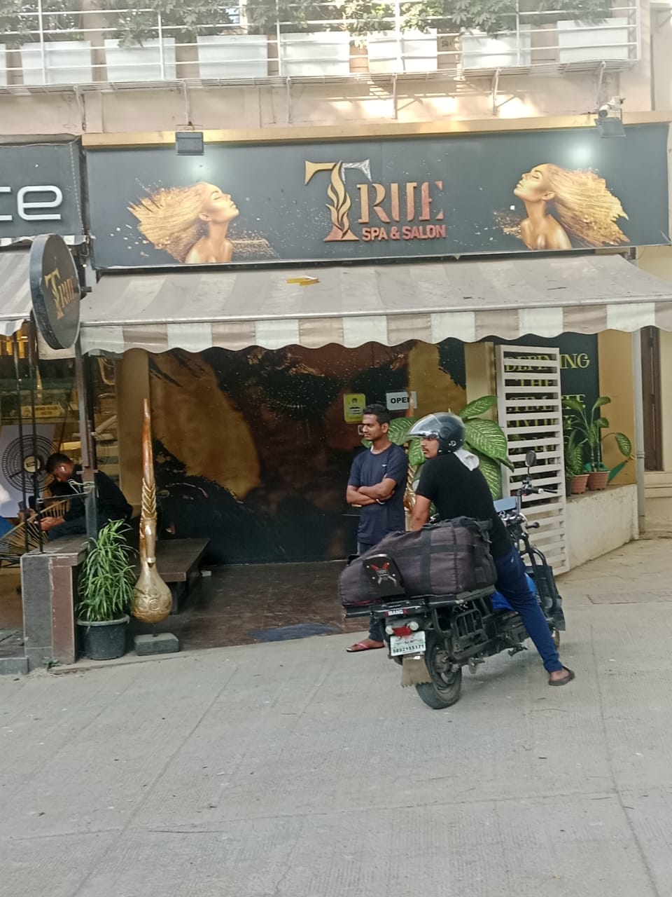 Showroom for Rent in Pali Hill Mumbai