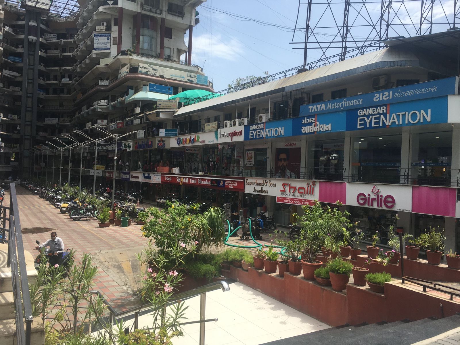 Showroom for Rent in Alkapuri Vadodara