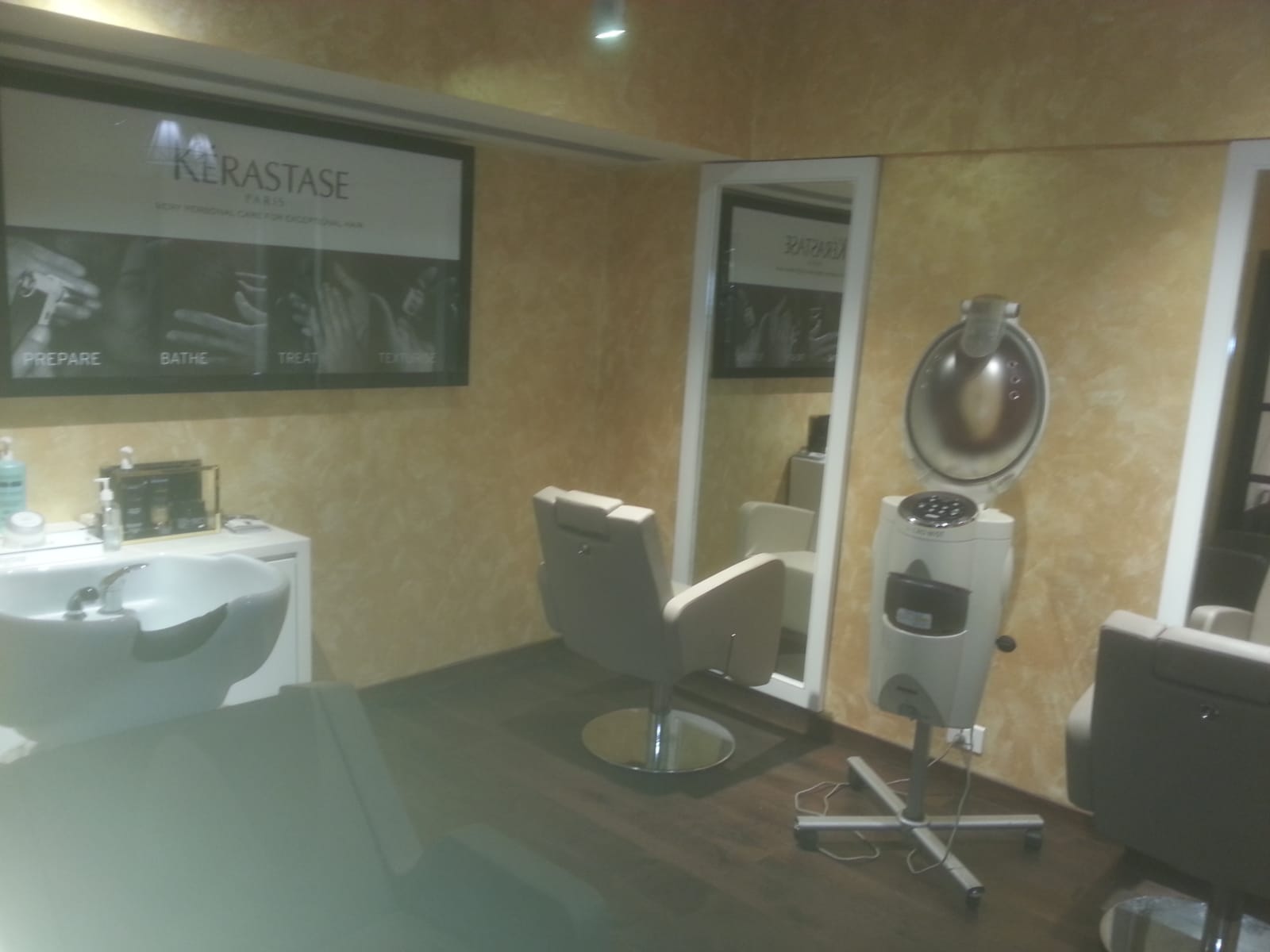 Showroom for Rent in Hill  Road Mumbai