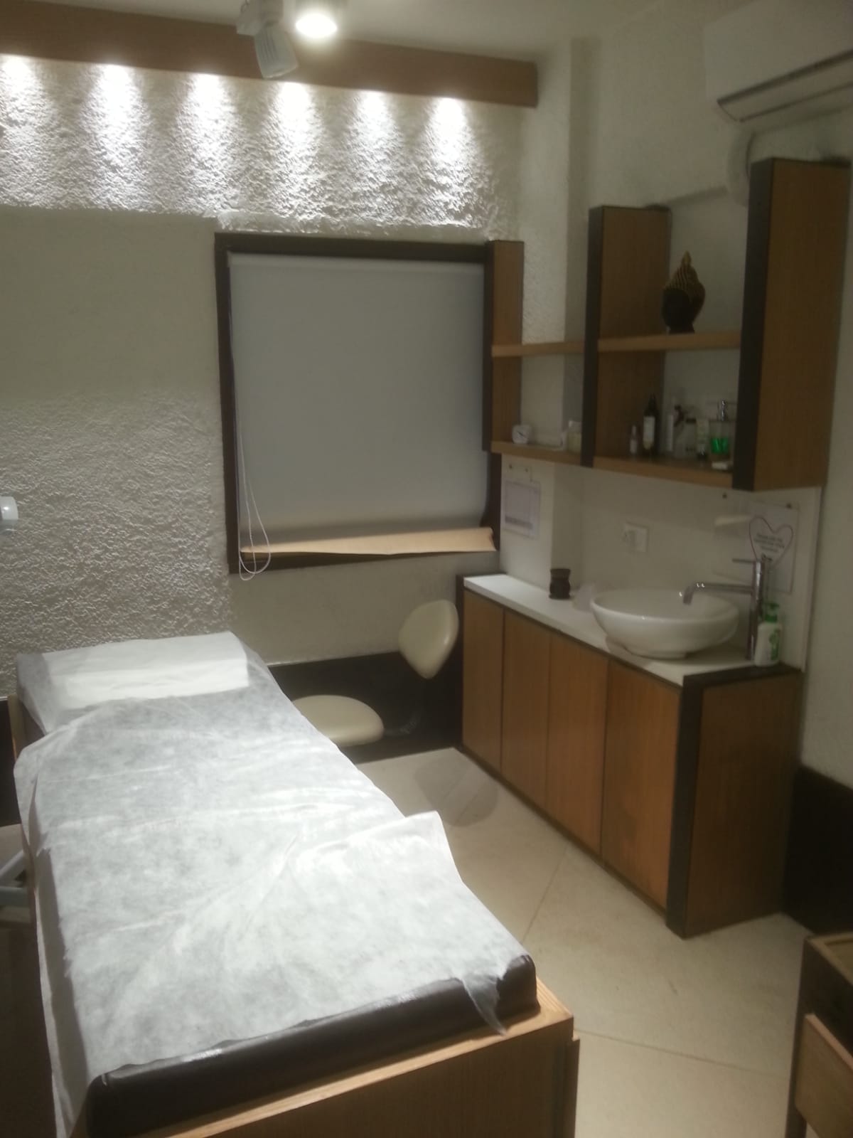 Showroom for Rent in Hill  Road Mumbai