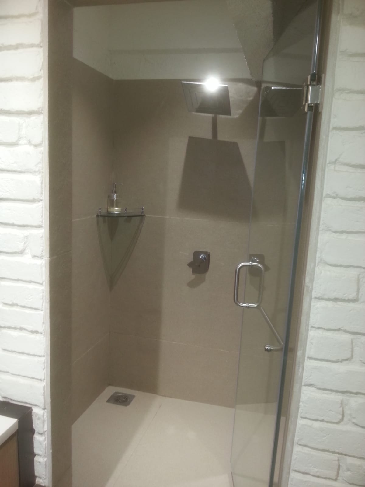 Showroom for Rent in Hill  Road Mumbai