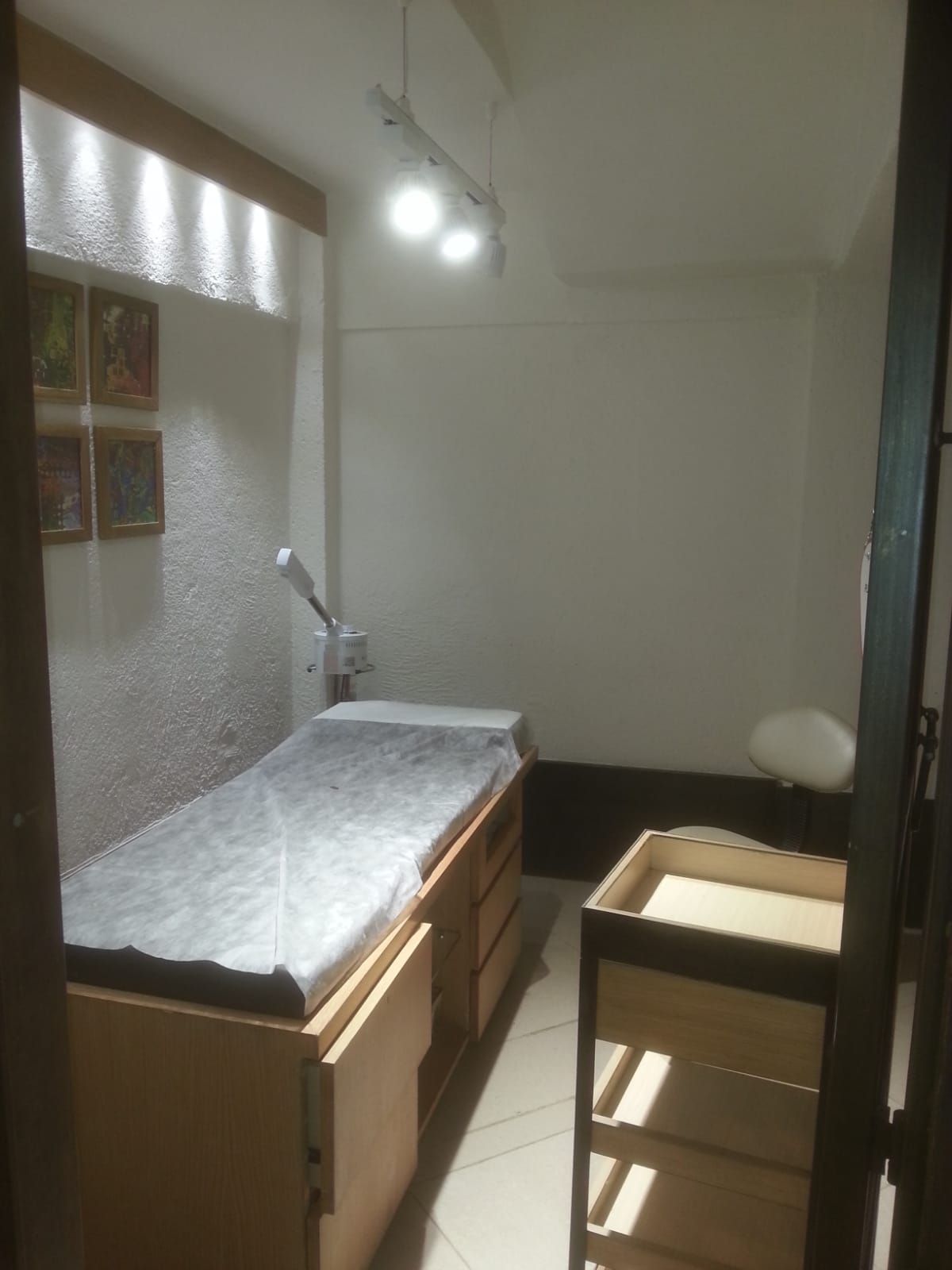 Showroom for Rent in Hill  Road Mumbai