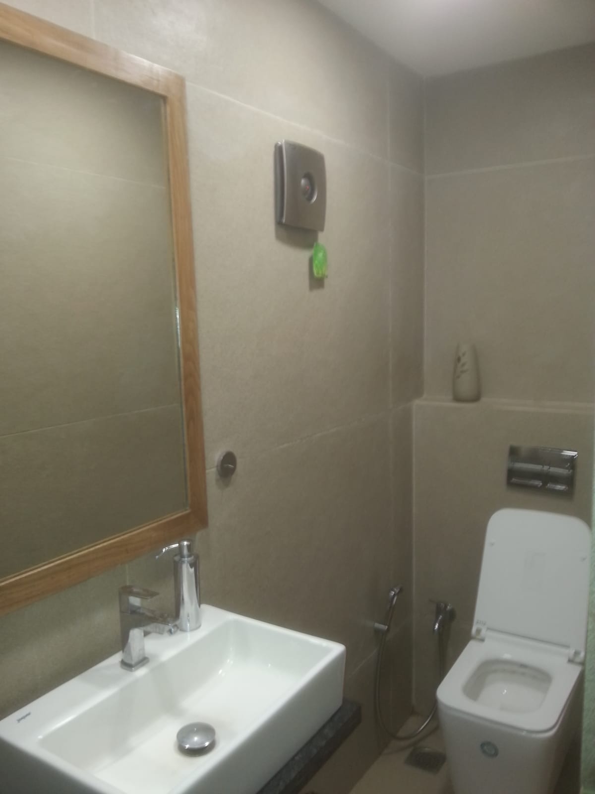 Showroom for Rent in Hill  Road Mumbai