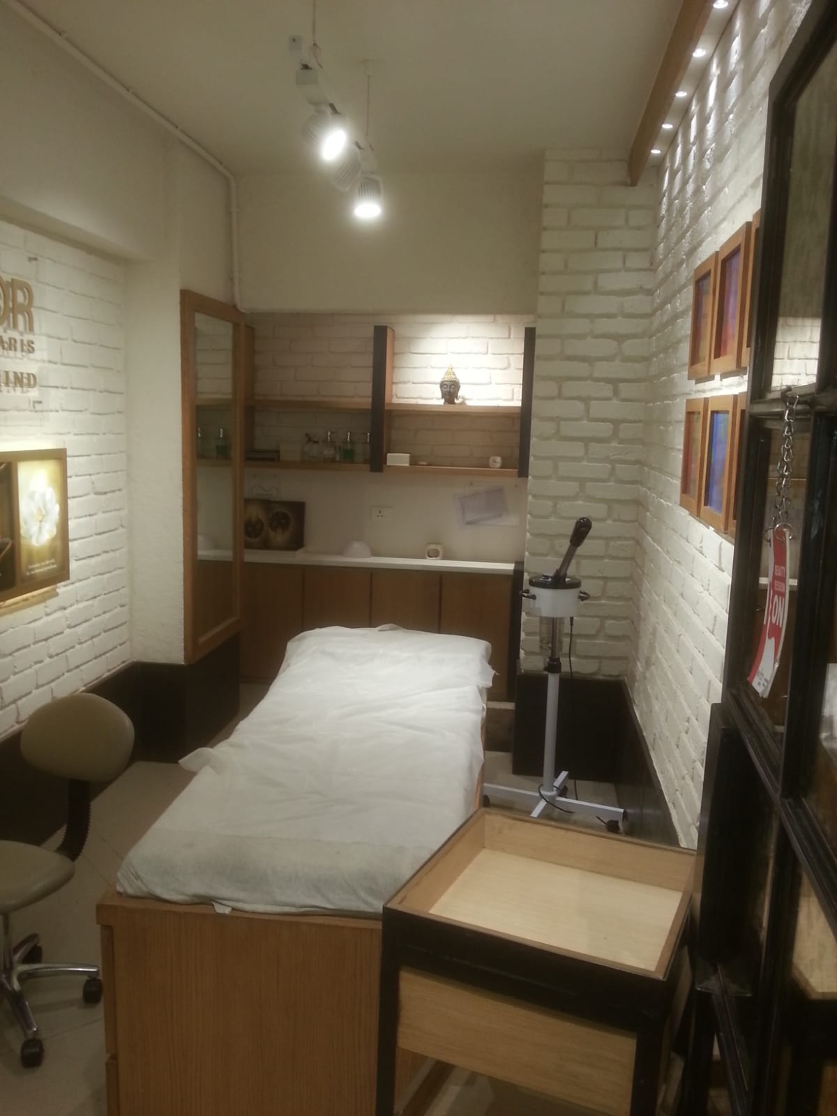 Showroom for Rent in Hill  Road Mumbai