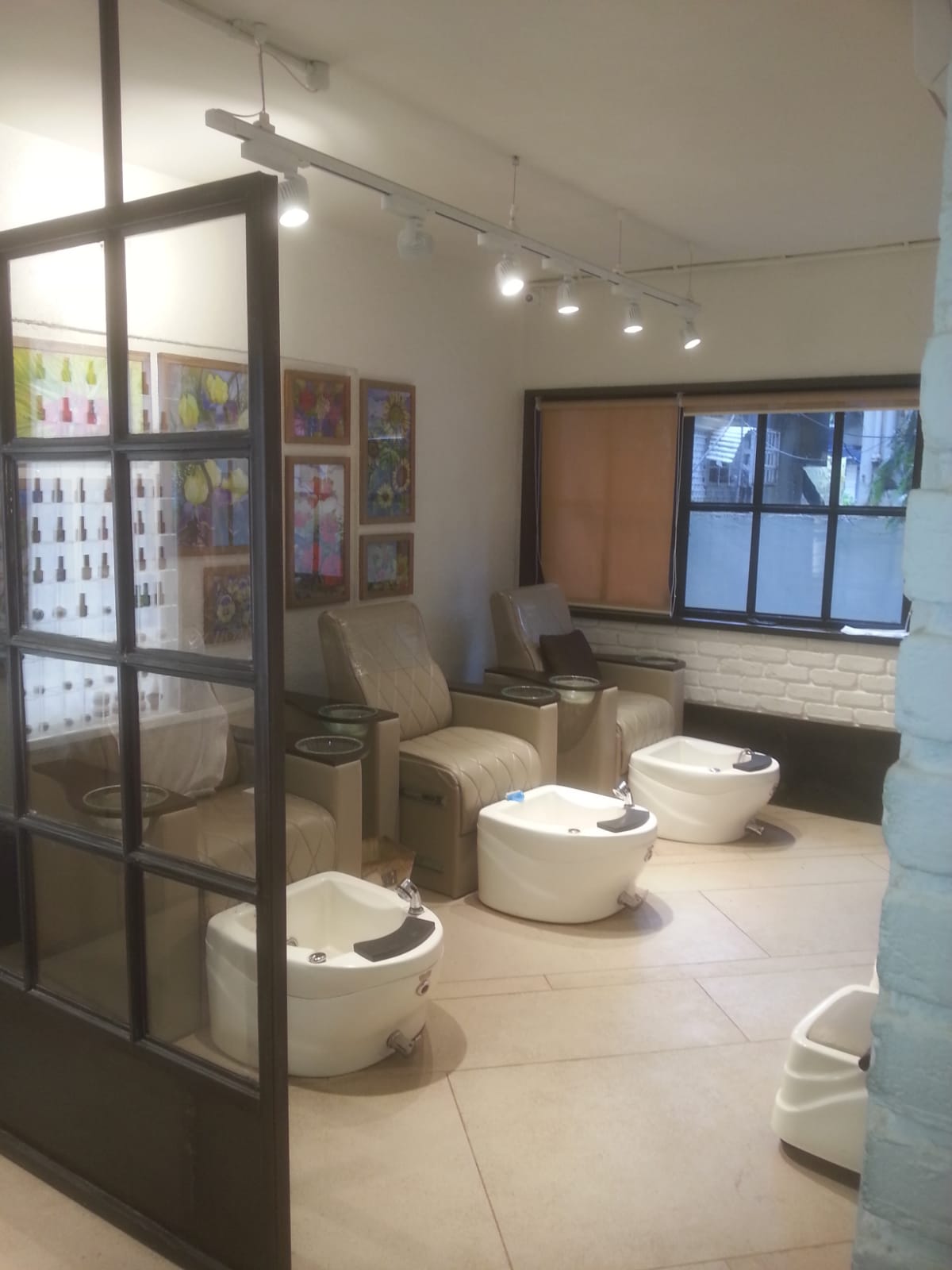 Showroom for Rent in Hill  Road Mumbai