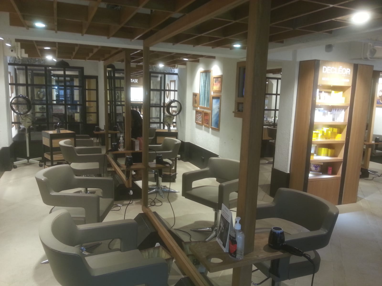 Showroom for Rent in Hill  Road Mumbai