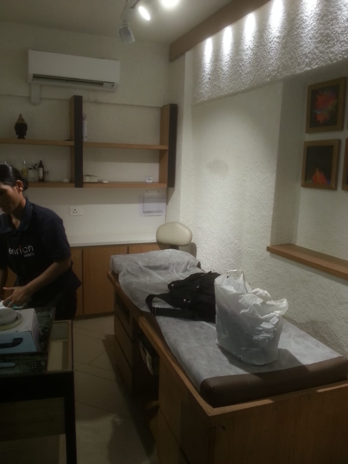 Showroom for Rent in Hill  Road Mumbai