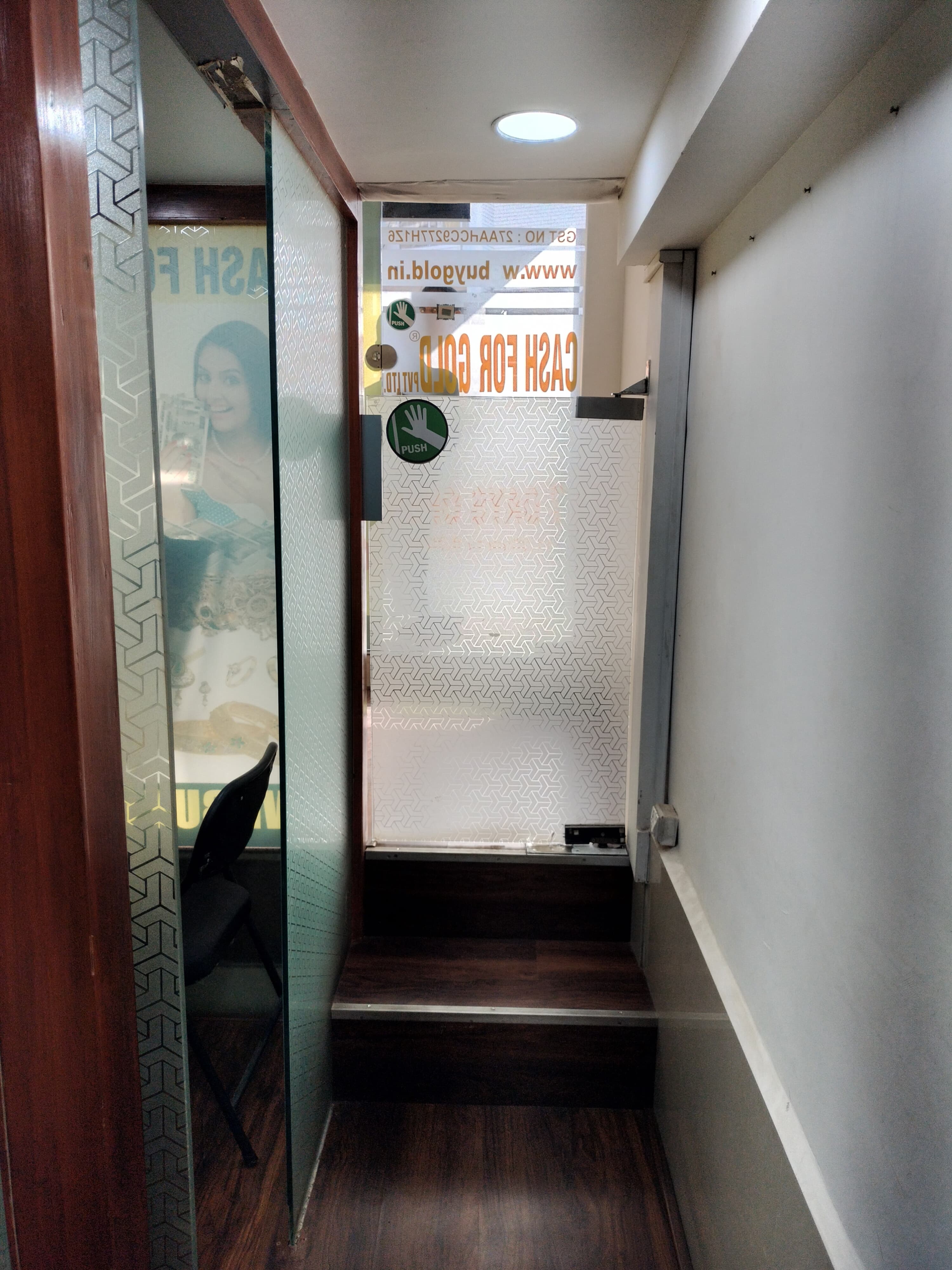 Shop for Rent in Linking  Road Mumbai