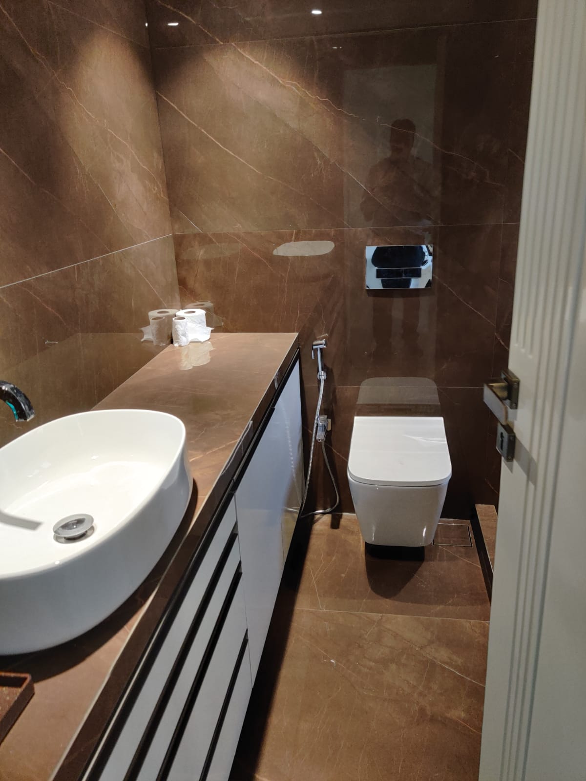 2 BHK Apartment for Rent in Pali Hill Mumbai